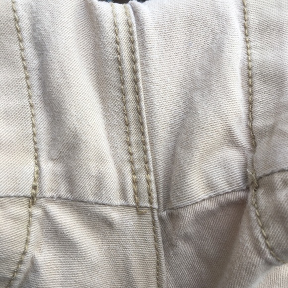 Pre-Loved American Eagle Khaki Shorts Size 8 - Picture 12 of 14